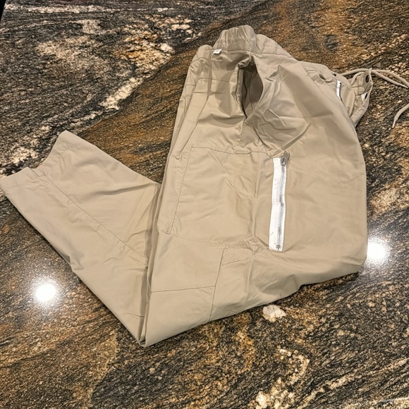 Nike Men's size 34 tan cargo pant. Like new with hip side pockets on both sides - Picture 3 of 5